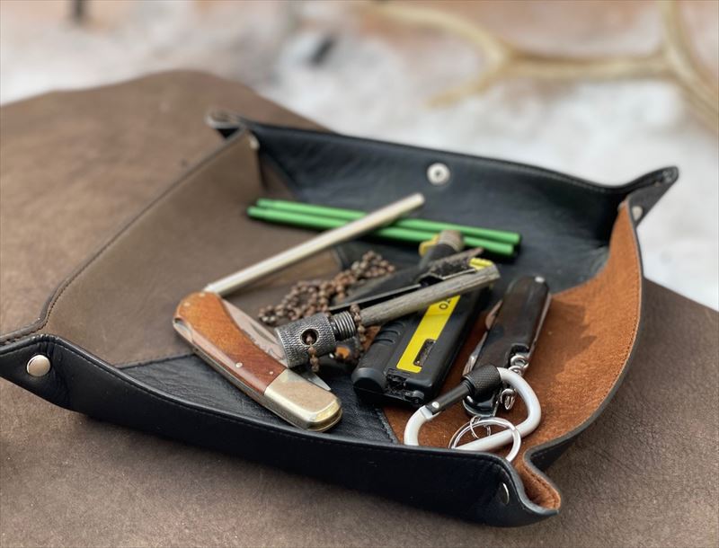 おやじキャンプ飯コラボ　鹿革ギアトレイのミックス色