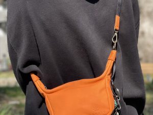 鹿革ミニショルダーバッグのオレンジ