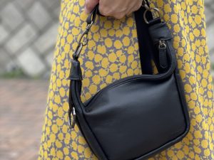 鹿革ミニショルダーバッグのブラック