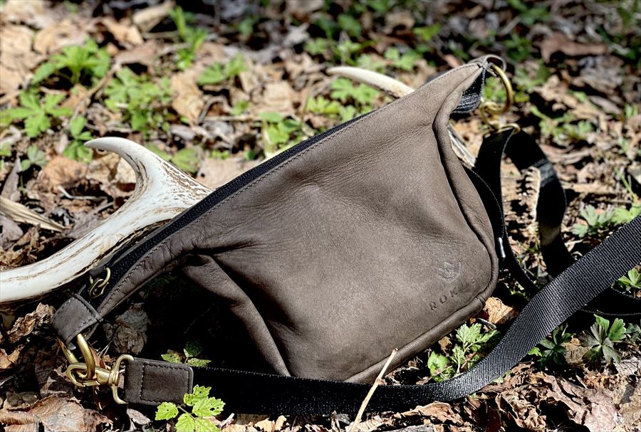 ROKUBOの鹿革ミニショルダーバッグ