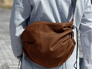 天然エゾシカ革のショルダーバッグのキャメル