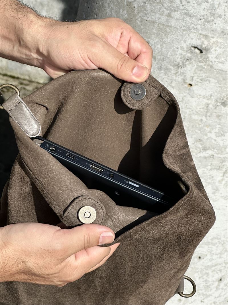 ノートパソコンが入るサコッシュ