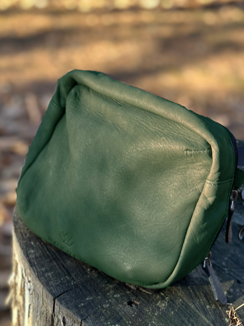 ガバッと開いてもこぼれない！『北海道 天然エゾ鹿革のボディバッグ